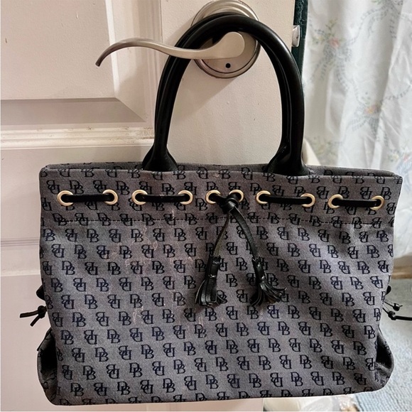 Beautiful Authentic Dooney & Burke,  medium shoulder/hand bag. - Picture 1 of 1